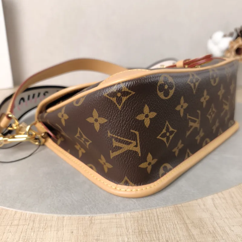 Louis Vuitton Crossbody Bag Diane Baguette Bag Shoulder Strap PVC Small24 × 9 × 15 cm — detail view 2 of 15