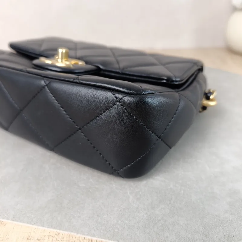 Chanel Crossbody Bag Pearl Black Lambskin One Size 18 × 6 × 13 cm — detail view 10 of 12