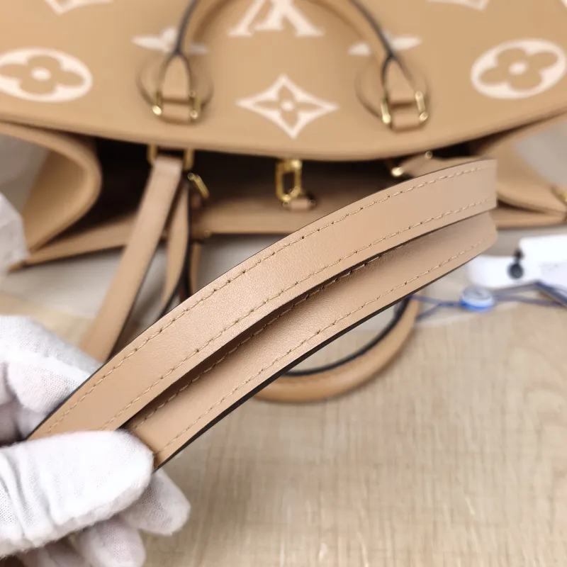 Louis Vuitton Shoulder Bag Onthego Medium Caramel · White Calfskin Medium 35 × 14 × 27 cm — detail view 10 of 10