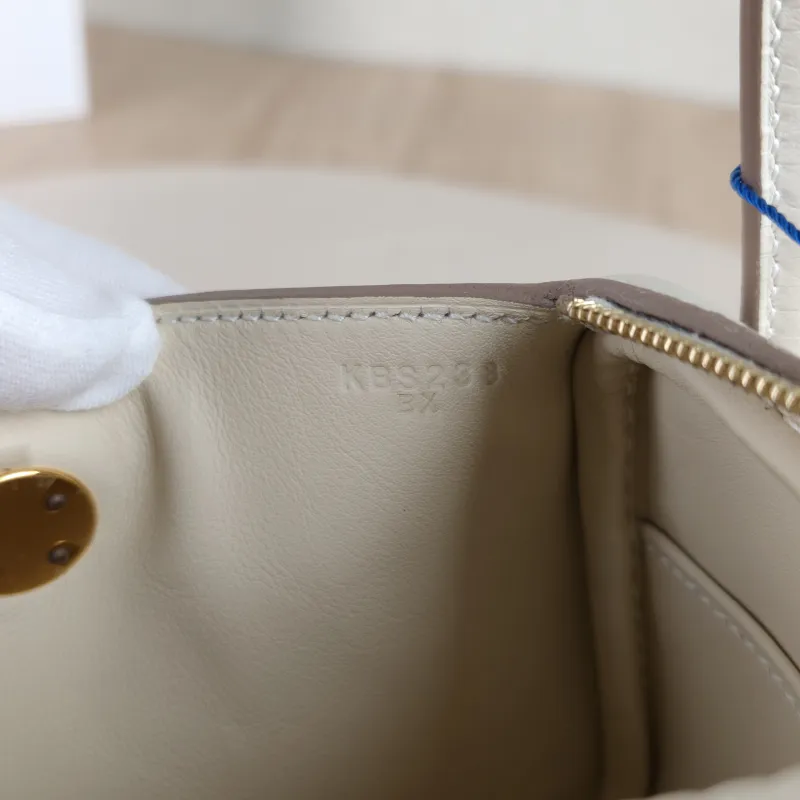 Hermès Crossbody Bag Lindy Mini 19 10 TC Calfskin Mini 19 × 9.5 × 13 cm k — detail view 1 of 10