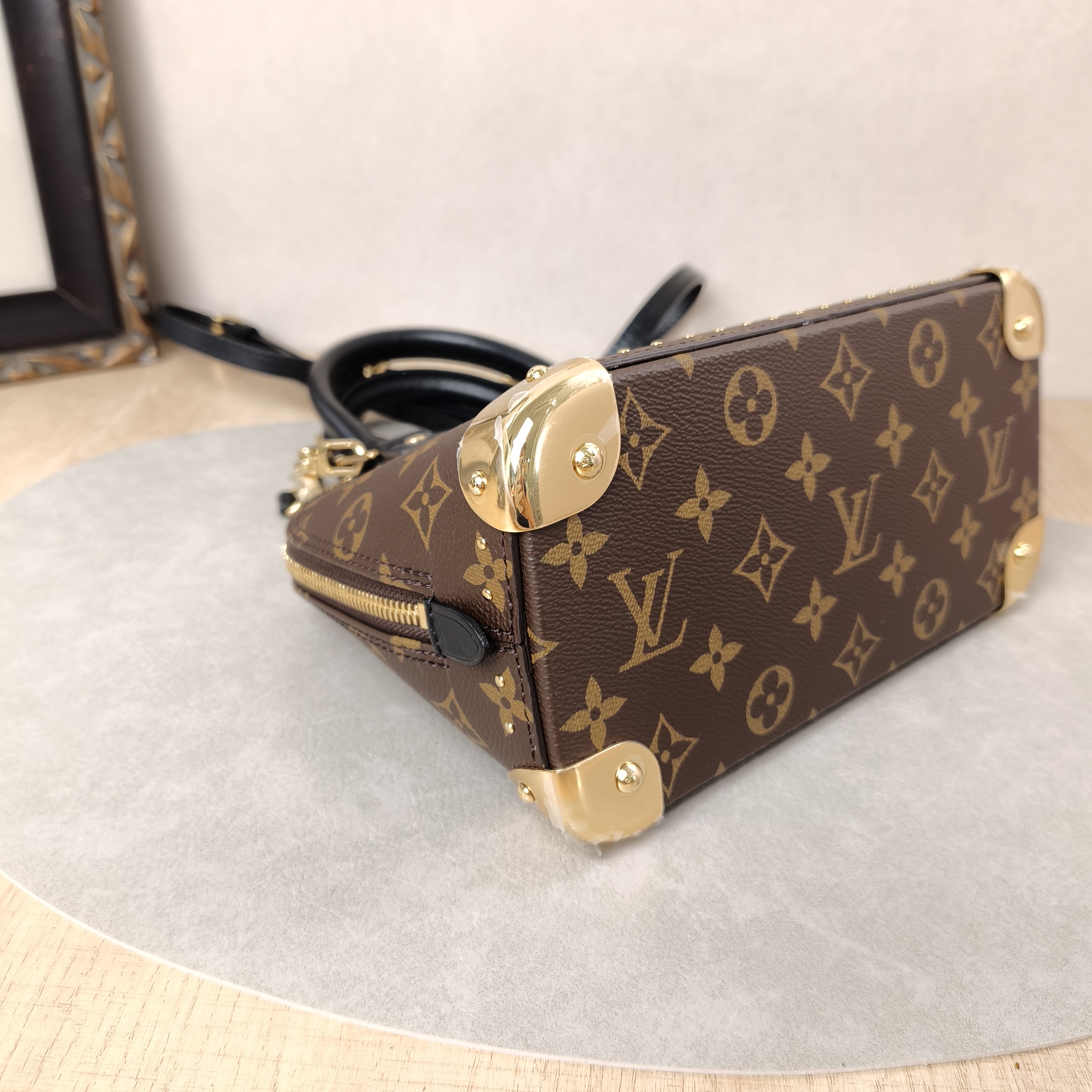 Louis Vuitton Crossbody Bag Alma Trunk BB Monogram PVCBB22 × 11 × 19 cm — cover view 10 of 11