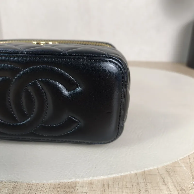 Chanel Crossbody Bag Edition Black Lambskinmini16 × 8 × 9.5 cm — detail view 1 of 14