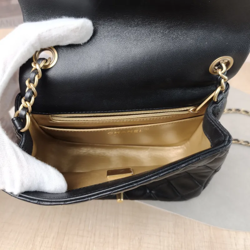 Chanel Crossbody Bag Black Lambskin One Size 17 × 8 × 13.5 cm — detail view 6 of 14