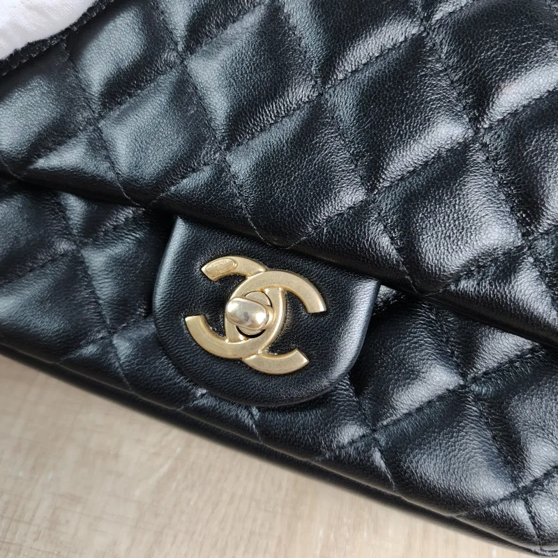 Chanel Crossbody Bag Pearl Black Lambskinmini17 × 5 × 12.5 cm — detail view 5 of 12