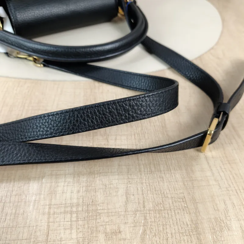 Louis Vuitton Top Handle Bag Capucines Black · Calfskin Medium31.5 × 11 × 20 cm — detail view 4 of 14