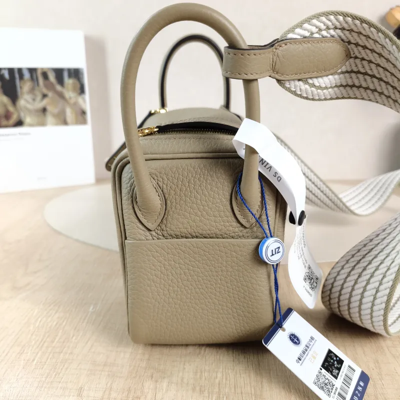 Hermès Crossbody Bag Lindy Mini 19 8Q Beige TC Calfskin Mini 19 × 9.5 × 13 cm G — detail view 4 of 12