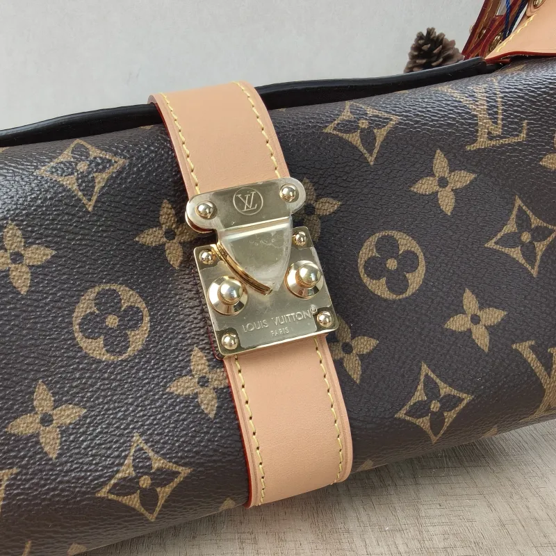 Louis Vuitton Shoulder Bag Pochette Mia Monogram PVC One Size22 × 8 × 14.5 cm — detail view 16 of 16