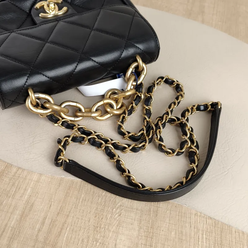 Chanel Crossbody Bag Crossbody Bag Black Calfskin One Size18.5 × 7 × 13 cm — detail view 4 of 11