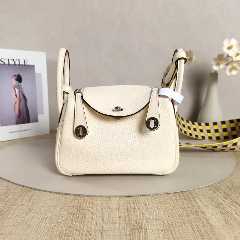 Hermès Crossbody Bag Shoulder Strap Lindy Mini 19 TC Calfskinmini19 × 9.5 × 13 cm