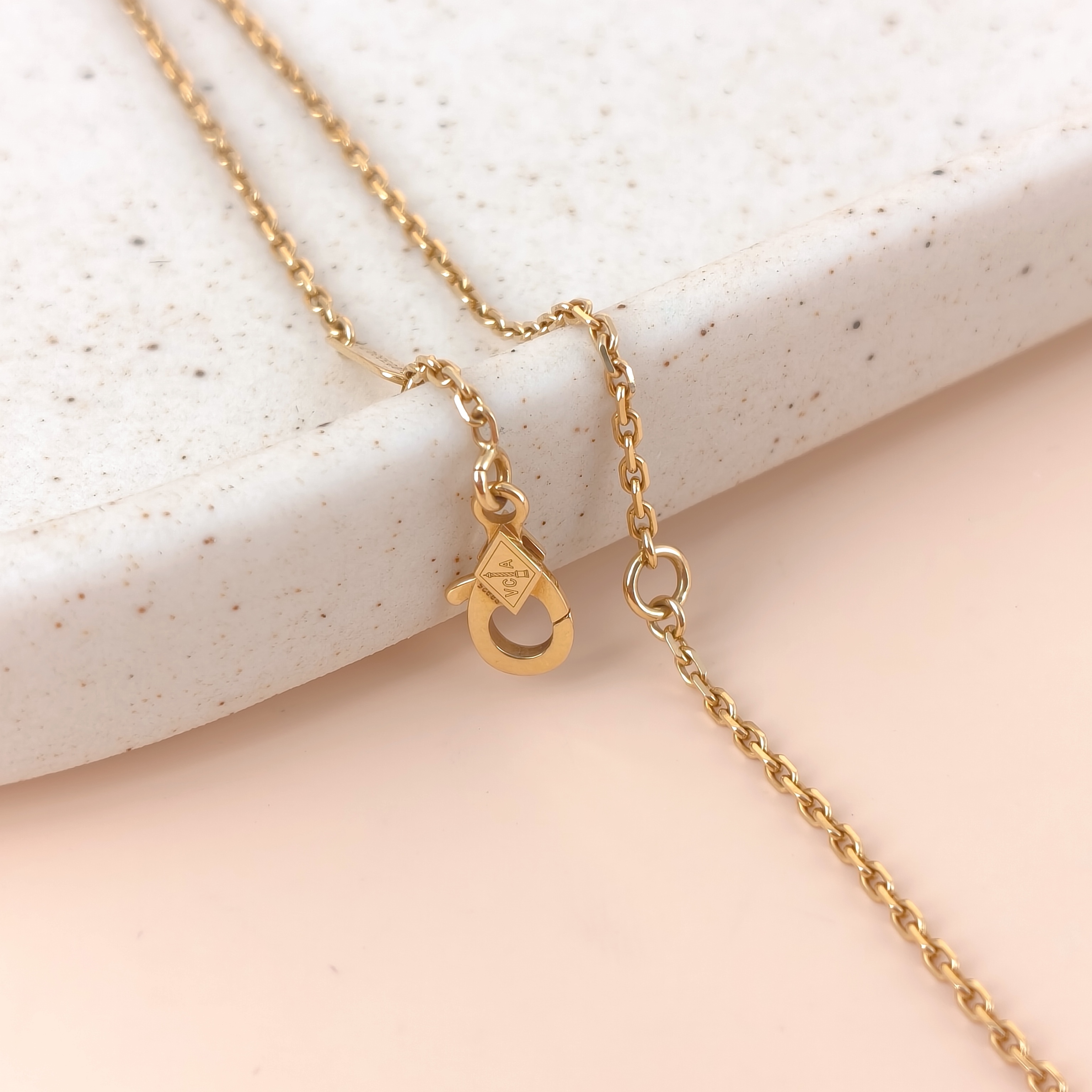 Van Cleef & Arpels Necklace Alhambra Alhambra Collection Necklace White Mother-of-Pearl Pearl · White Mother-of-Pearl18KY ellow Gold Vintage Small42cm — cover view 5 of 9