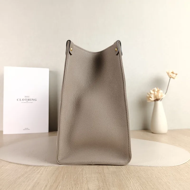 Louis Vuitton Shoulder Bag Onthego Medium · White Monogram Empreinte Embossed Calfskin Medium 35 × 14 × 27 cm — detail view 4 of 10