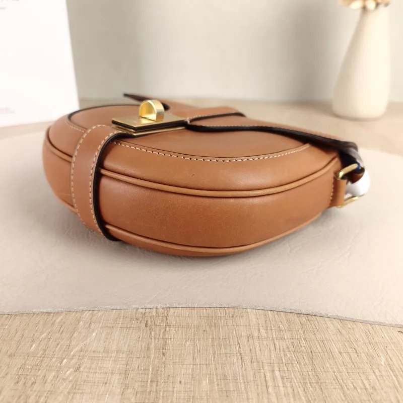 CELINE Crossbody Bag Besace 16 Caramel Calfskin Small 19 × 6 × 17 cm — detail view 9 of 10