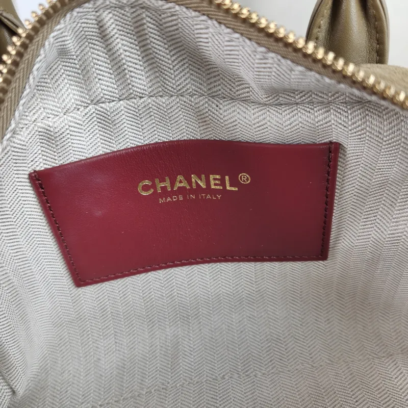 Chanel Crossbody Bag Bowling Bag Taupe Suede One Size 20 × 9 × 12 cm — detail view 3 of 12