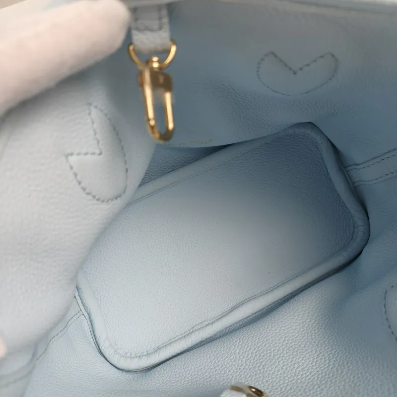 Louis Vuitton Crossbody Bag NEVERFULL INSIDE OUT BB Blue PVC · Calfskin BB 26.5 × 11 × 16.5 cm — detail view 4 of 13