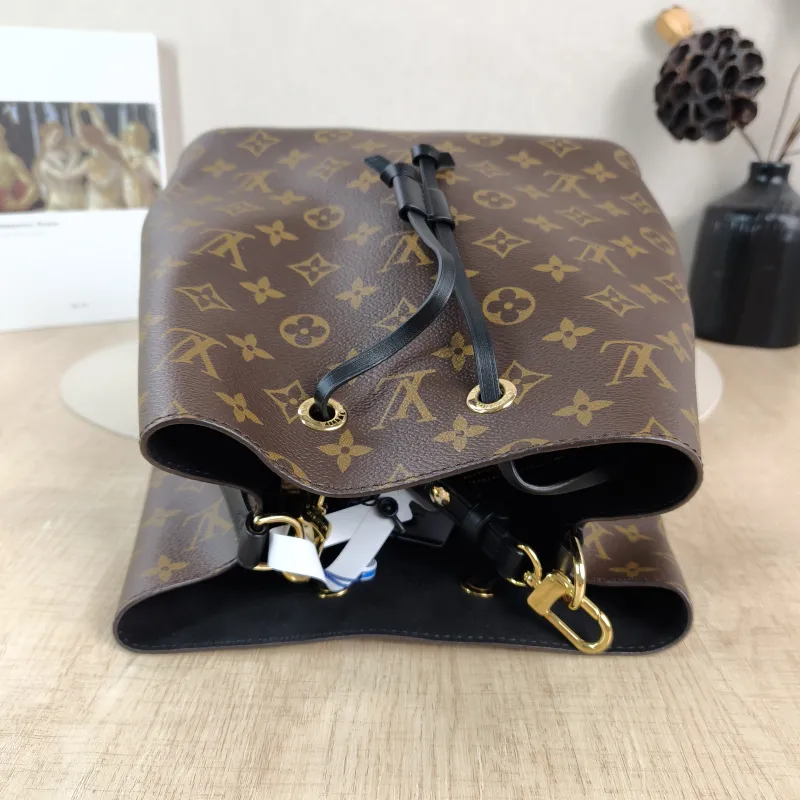 Louis Vuitton Shoulder Bag NÉONOÉ Bucket Bag Black PVC Medium 26 × 17.5 × 26 cm — detail view 8 of 9