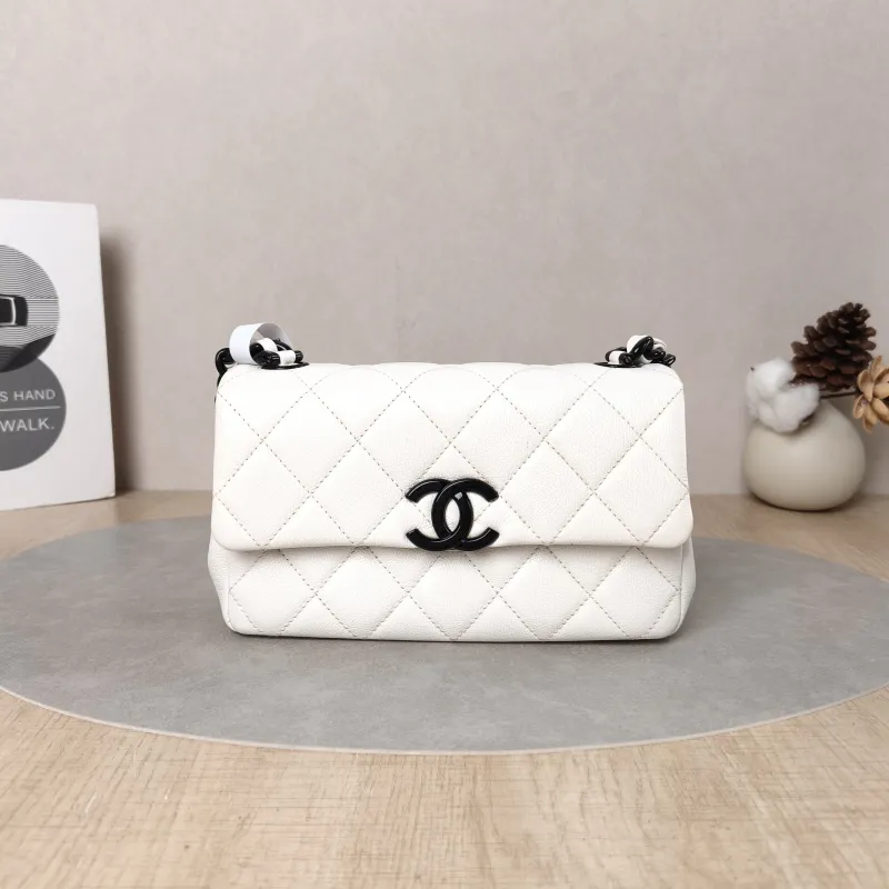 Chanel Crossbody Bag Crossbody Bag White Grained Calfskin One Size19 × 4 × 11 cm