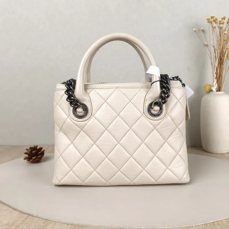 Chanel Shoulder Bag tote White Calfskin One Size23 × 8 × 17 cm — cover view 2 of 5