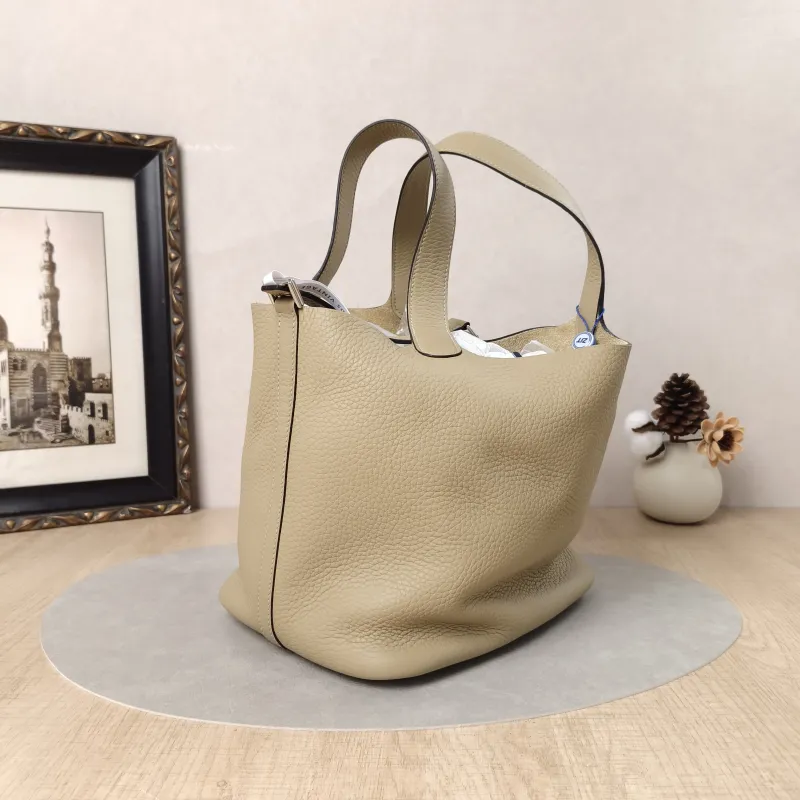 Hermès Top Handle Bag Picotin Lock 22 22S2 Taurillon Clemence TC Calfskin Medium22 × 17 × 21 cm — cover view 6 of 6