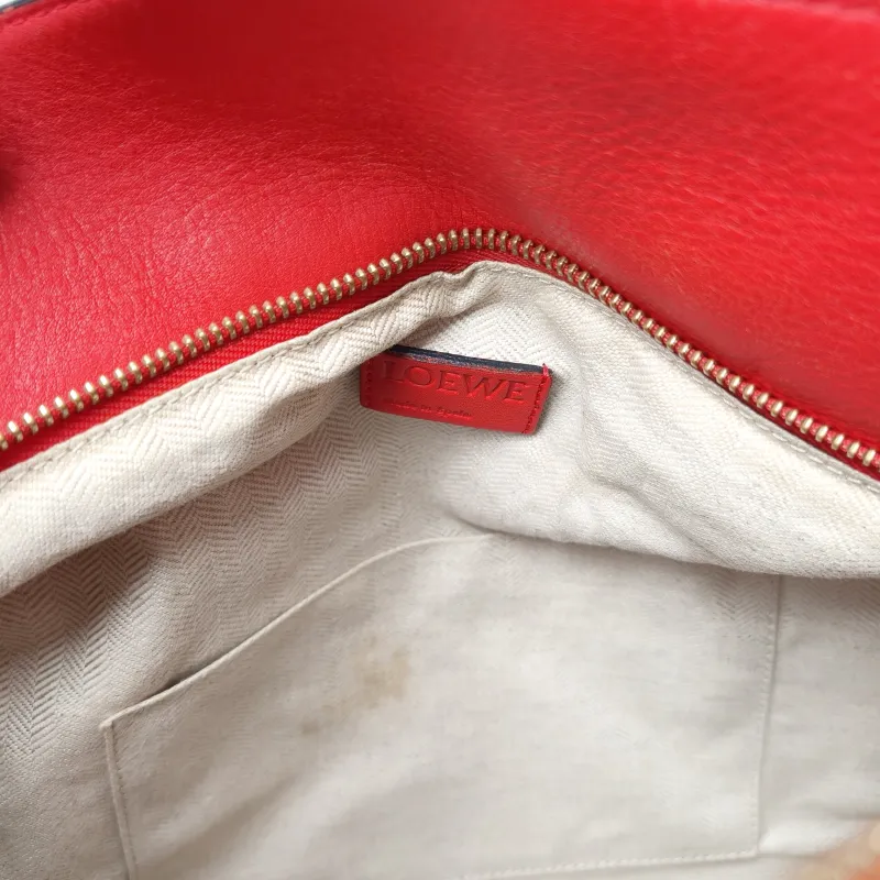 LOEWE Crossbody Bag Puzzle Red Calfskin Medium29 × 14 × 19.5 cm — detail view 6 of 17