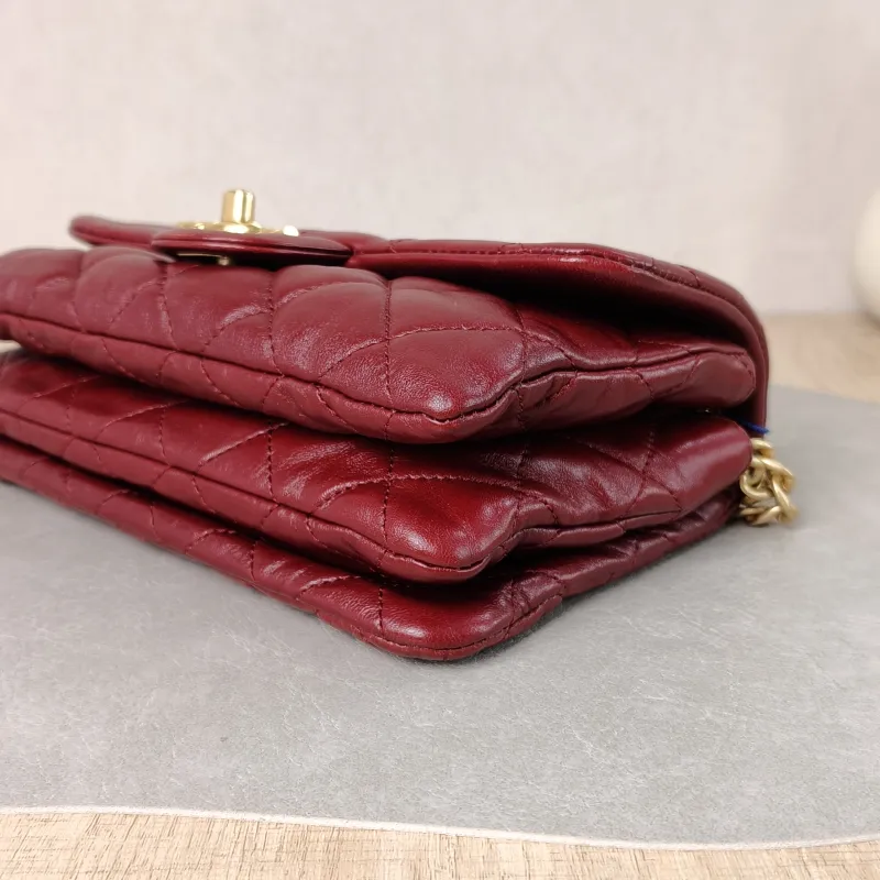 Chanel Crossbody Bag Burgundy Lambskin One Size 22 × 8 × 14 cm — detail view 4 of 12