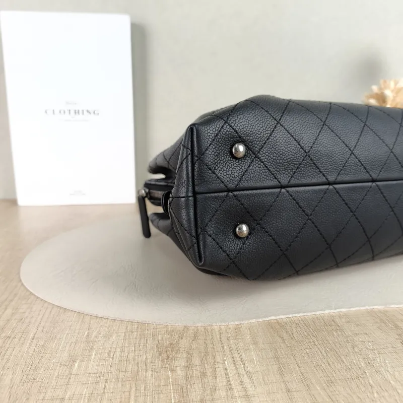 Chanel Shoulder Bag Tote Bag Grained Calfskin One Size 34 × 9 × 21 cm 22 — detail view 1 of 14
