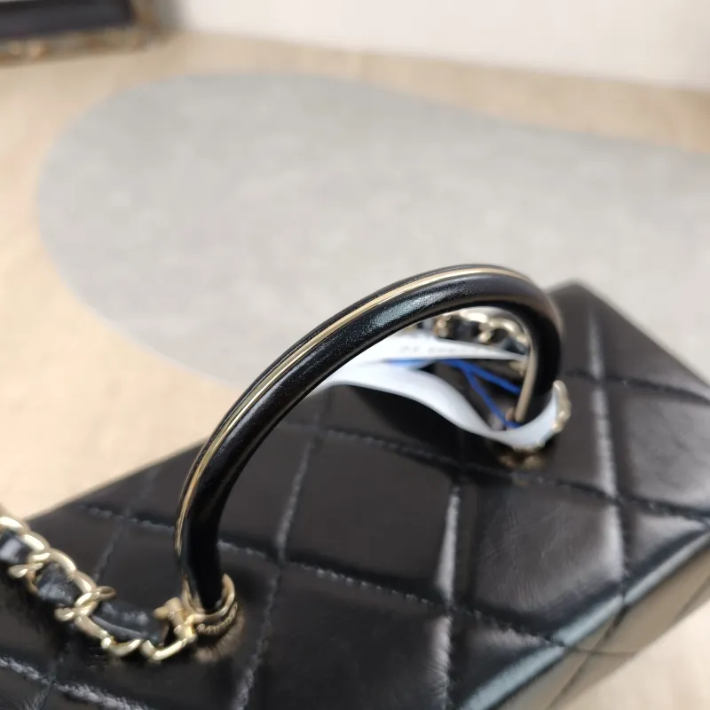 Chanel Crossbody Bag23k Box Bag Black CC alfskin22 × 9 × 10.5 cm — detail view 7 of 17