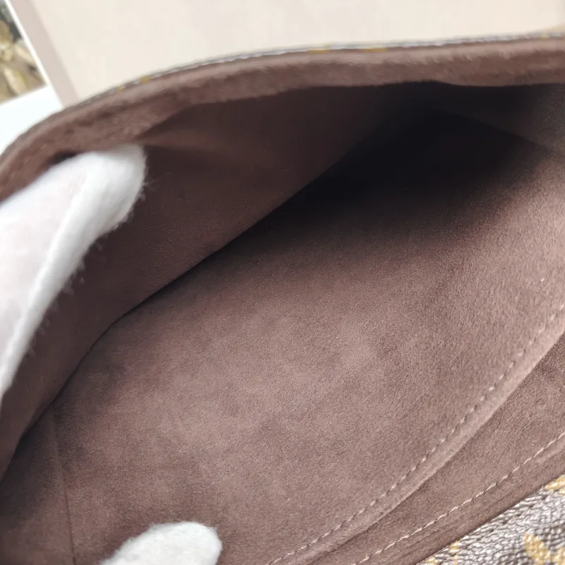 Louis Vuitton Crossbody Bag Pochette Métis Monogram PVC Medium25 × 7 × 19 cm Conditioned — detail view 13 of 14
