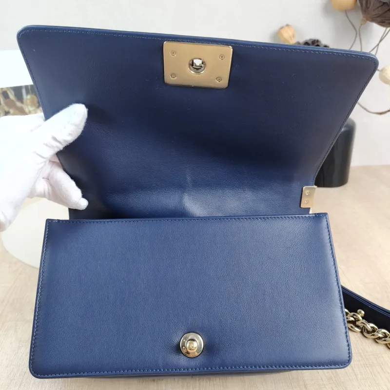 Chanel Crossbody Bag Le Boy​Navy Medium25 × 9 × 15 cm — detail view 6 of 14