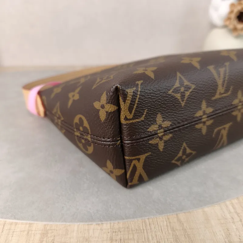 Louis Vuitton Shoulder Bag Pochette Hills Monogram PVC One Size 18.5 × 6.5 × 11 cm — detail view 5 of 11