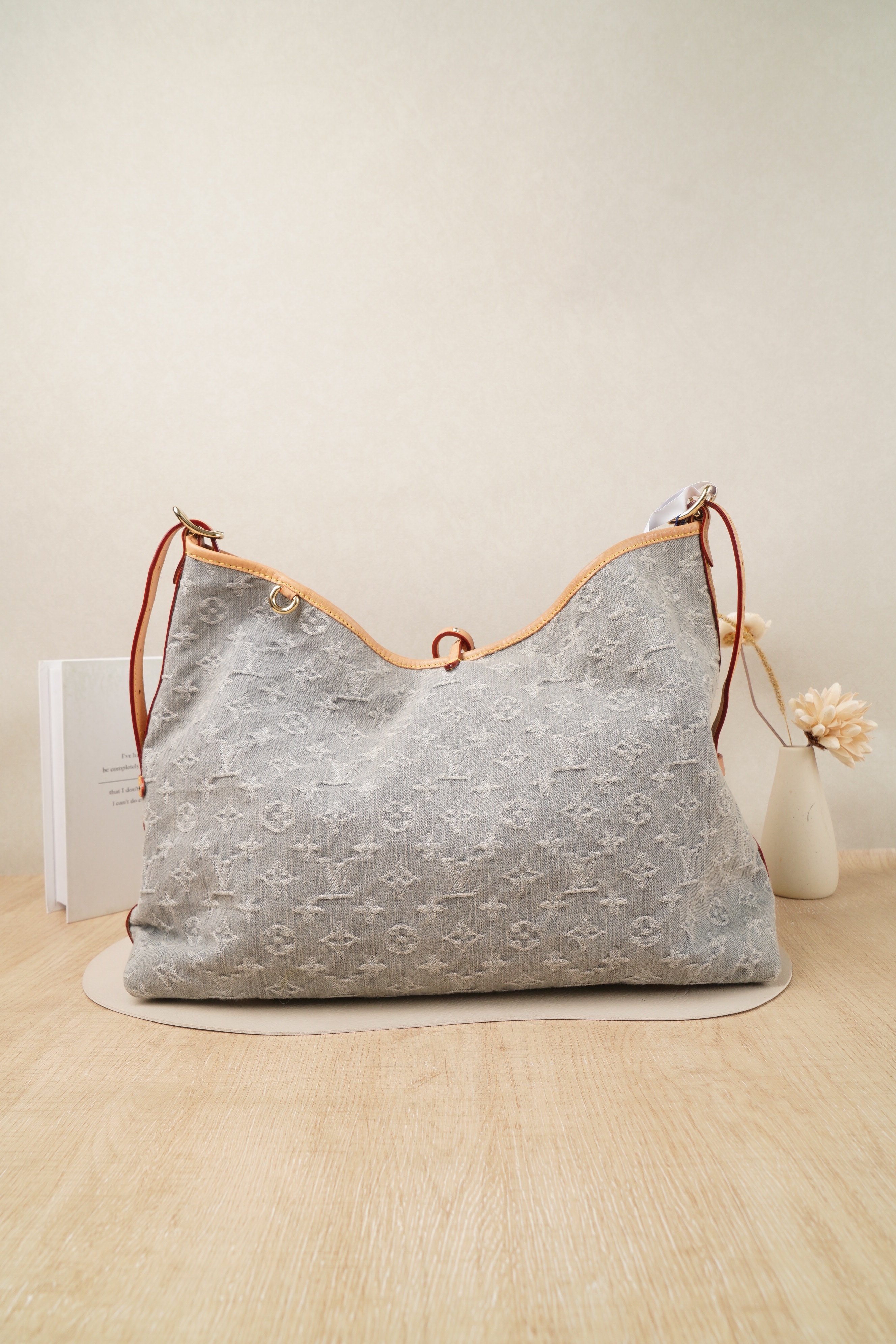 Louis Vuitton Shoulder Bag Grey Medium39 × 15 × 30 cm