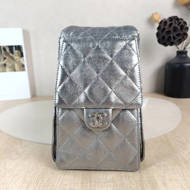 Chanel Shoulder Bag25Bag Silver Calfskin Small26 × 14 × 30 cm — detail view 2 of 12