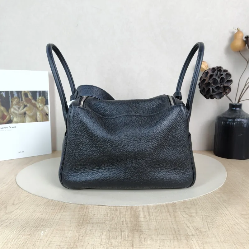 Hermès Crossbody Bag Lindy 26 89Black Taurillon Clemence TC Calfskin Small 26 × 12 × 18 cm B — cover view 5 of 6