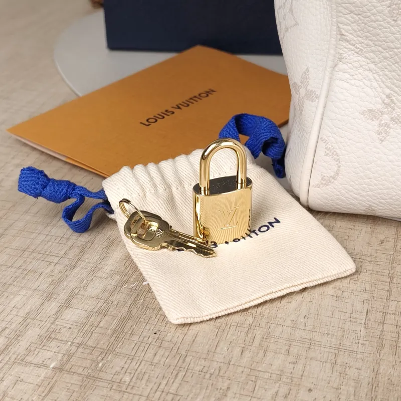 Louis Vuitton Bag — detail view 9 of 14