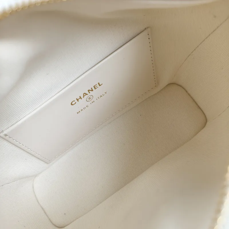 Chanel Crossbody Bag Crossbody Bag White Grained Calfskin One Size 16 × 6.5 × 13 cm — detail view 6 of 11