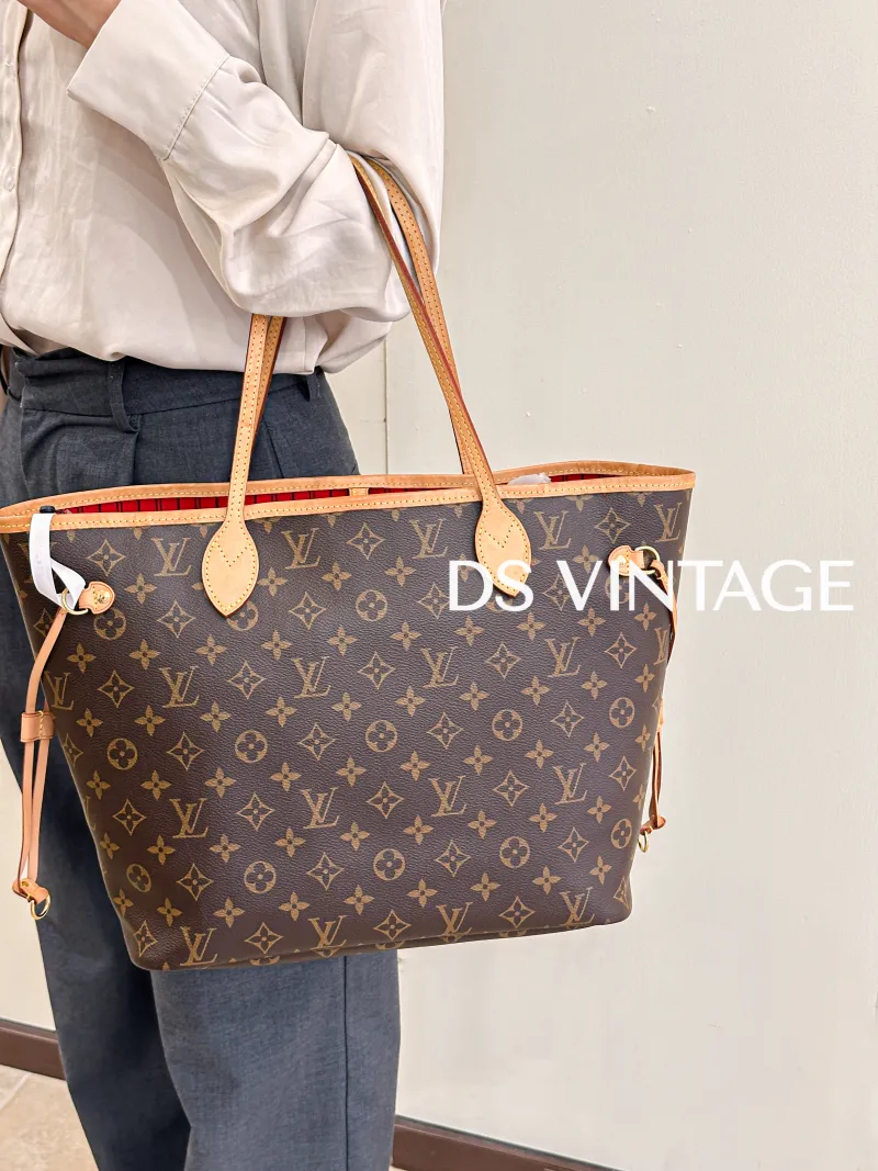 Louis Vuitton Shoulder Bag Neverfull Monogram PVC Medium31 × 14 × 28 cm — on-model view 2 of 3