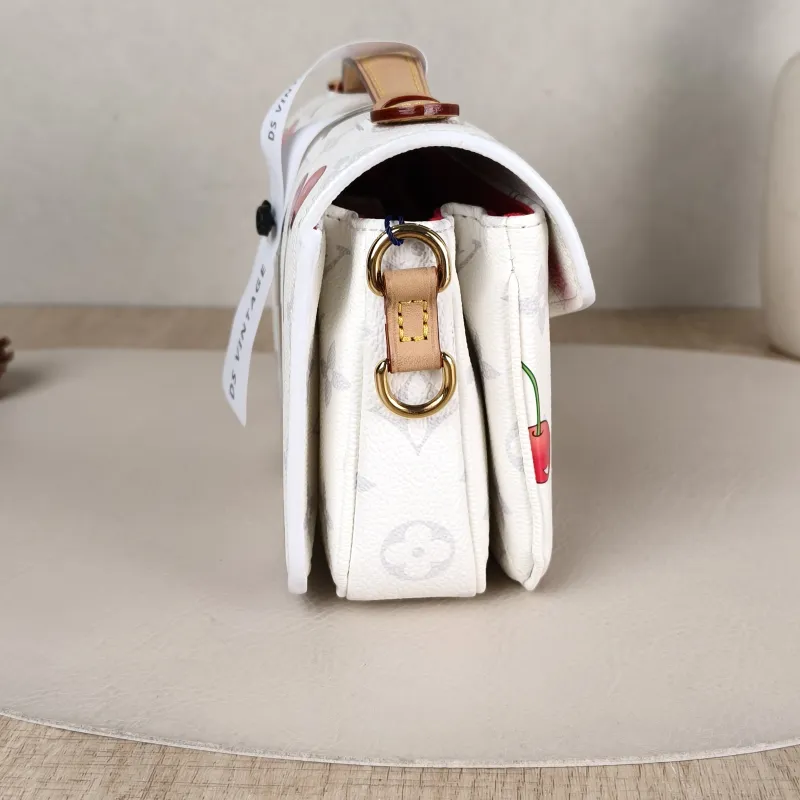 Louis Vuitton Crossbody Bag Pochette Métis East West White · PVC Small21.5 × 6 × 13.5 cm — detail view 8 of 14
