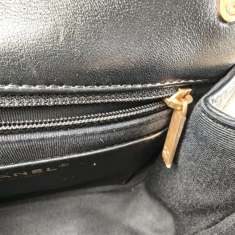 Chanel Crossbody Bag Black Calfskin 18 × 6.5 × 15 cm — detail view 4 of 13