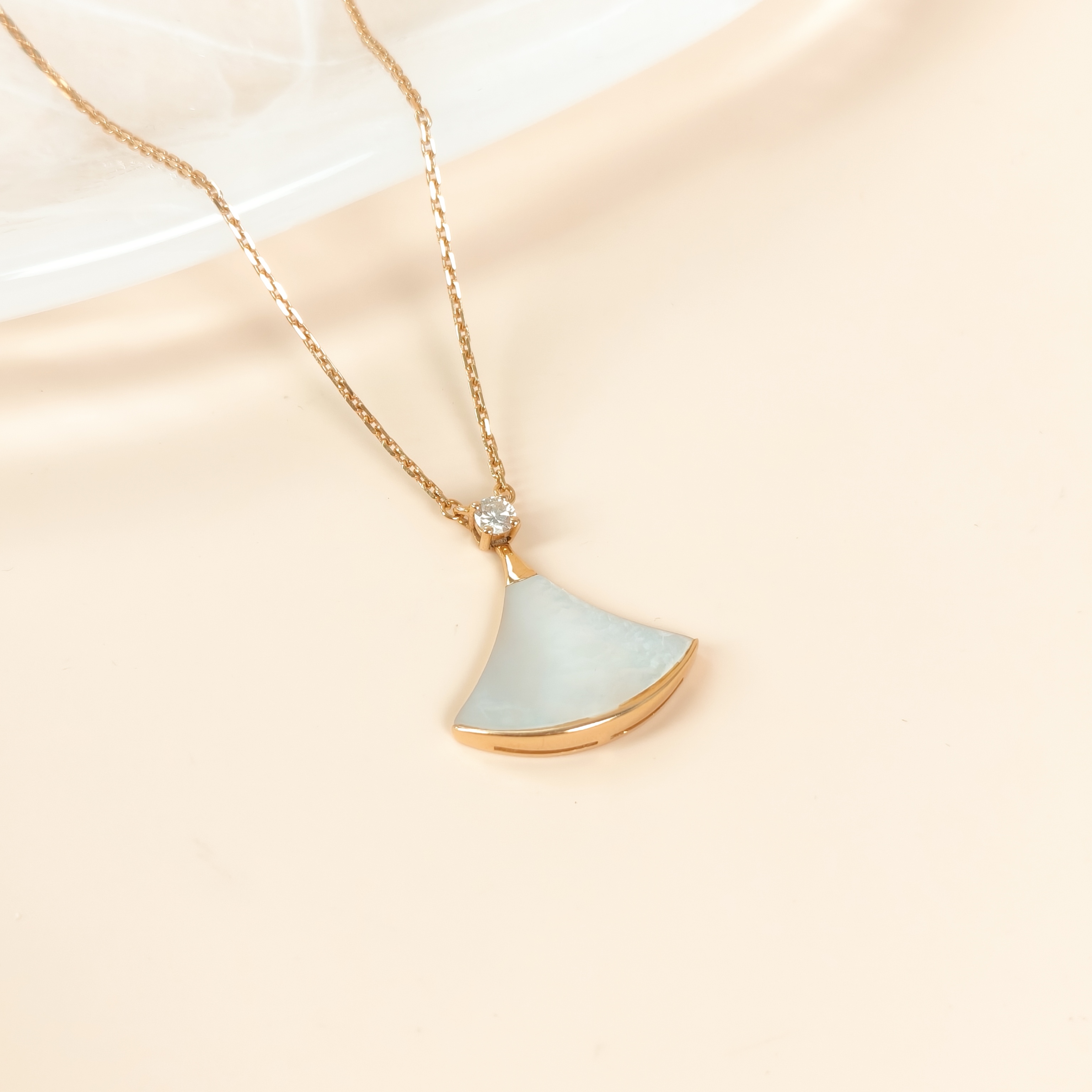 Bvlgari Necklace DIVAS’ DREAM Collection Pearl White Mother-of-Pearl Diamond18KR ose Gold Medium Pendant2cm 43cm — cover view 8 of 10