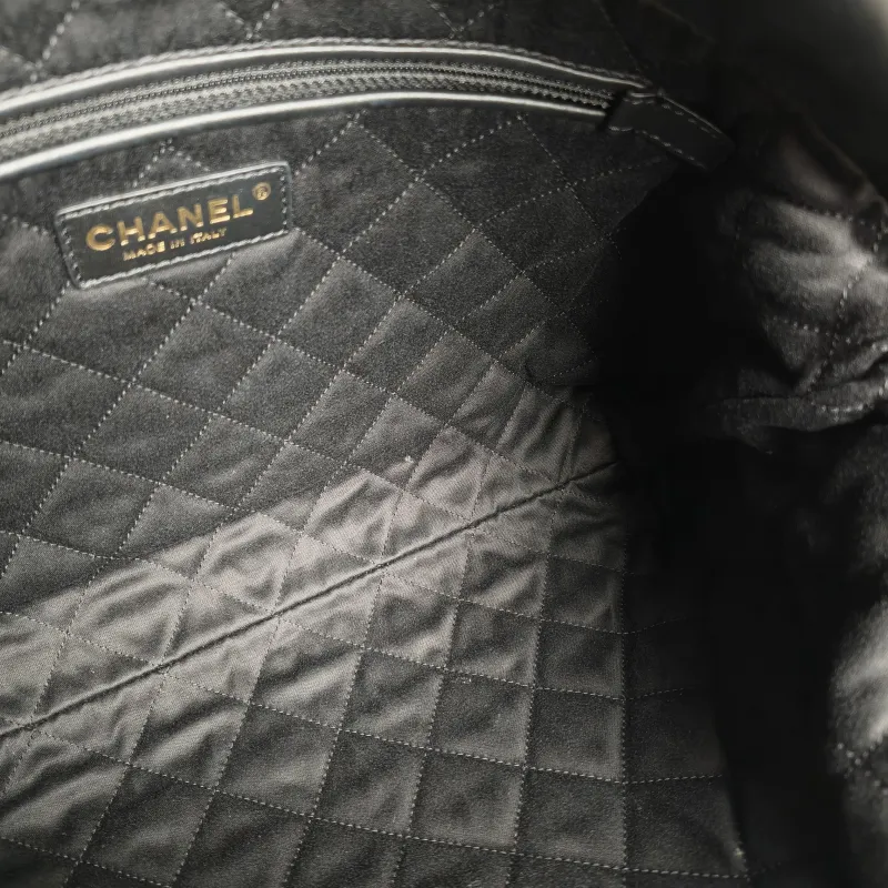 Chanel Shoulder Bag22Bag Black CC alfskin Small35 × 7 × 37 cm — detail view 9 of 14