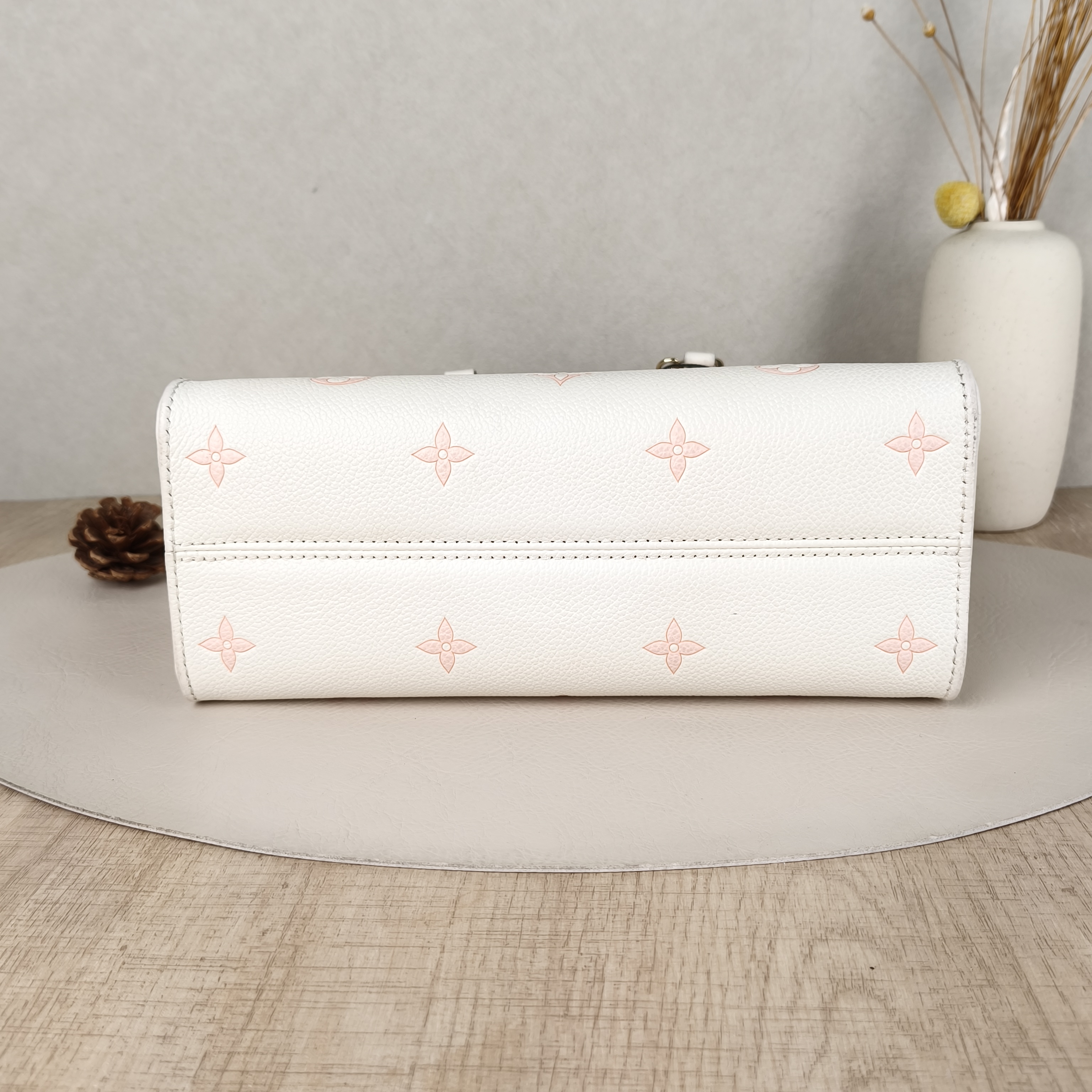 Louis Vuitton Shoulder Bag Onthego Beige · Pink Empreinte Embossed Calfskin Small25 × 11.5 × 19 cm — cover view 2 of 5