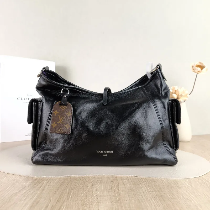 Louis Vuitton Crossbody Bag Carryall Cargo Vibe Black SL ambskin Small 33.5 × 15 × 23 cm