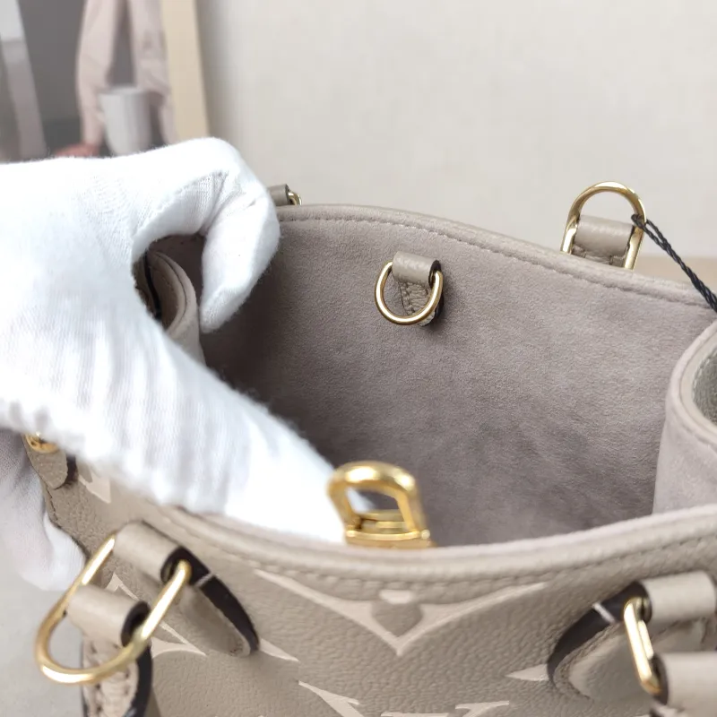 Louis Vuitton Crossbody Bag Onthego BB · White Monogram Empreinte Embossed Calfskin BB 18 × 8.5 × 15 cm — detail view 4 of 11