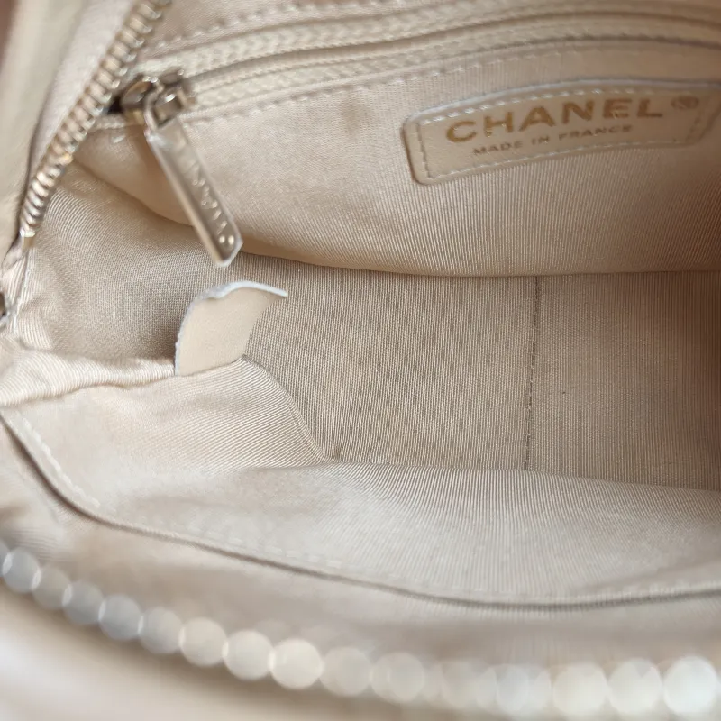 Chanel Crossbody Bag Crossbody Bag Beige Lambskin One Size19 × 8 × 13 cm — detail view 9 of 13
