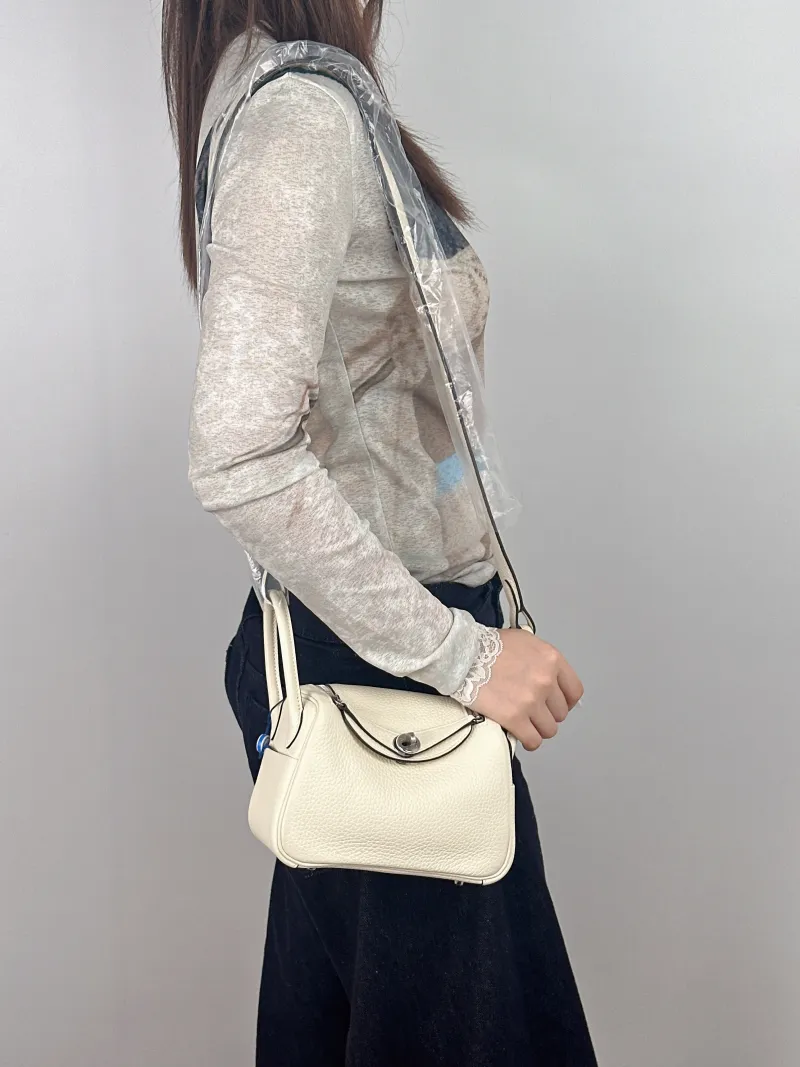 Hermès Crossbody Bag Lindy Mini 19I2 TC Calfskinmini19 × 9.5 × 13 cm — on-model view 1 of 2