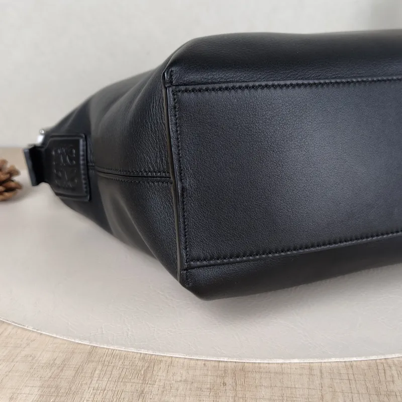 LOEWE Crossbody Bagcubi Crossbody Bag Black Calfskin Small29.5 × 10 × 22 cm — detail view 4 of 10