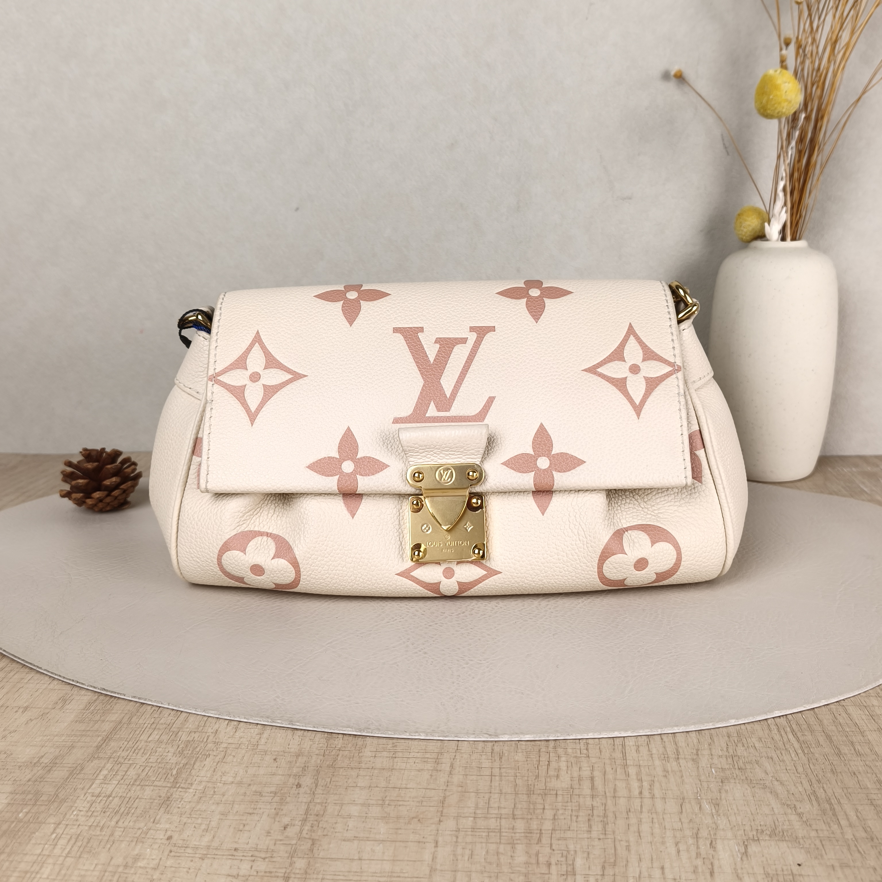 Louis Vuitton Crossbody Bag Favorite White · Pink Empreinte Embossed Calfskin Monogram Medium24 × 9 × 14 cm