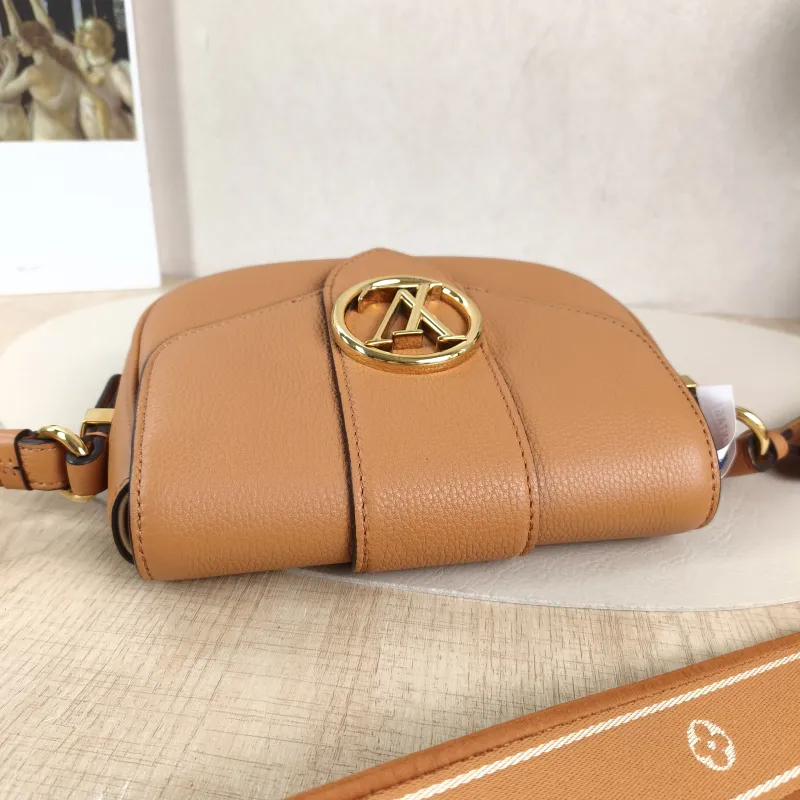 Louis Vuitton Crossbody Bag Pont 9 Soft Messenger Bag Calfskin Small 21 × 6.5 × 15 cm — detail view 12 of 13
