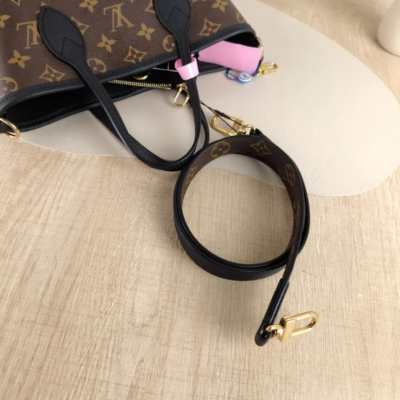 Louis Vuitton Crossbody Bag NEVERFULL INSIDE OUT BB Black PVC · Calfskin BB 26.5 × 11 × 16.5 cm — detail view 11 of 11