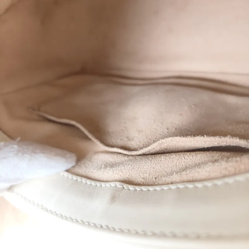 GUCCI Crossbody Bag GG Marmont Marmont White Calfskinmini21 × 8 × 15.5 cm — detail view 6 of 15