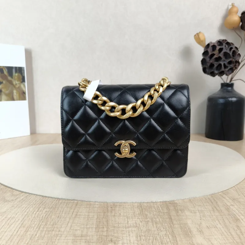 Chanel Crossbody Bag Crossbody Bag Black Lambskin One Size19.5 × 4 × 14.5 cm